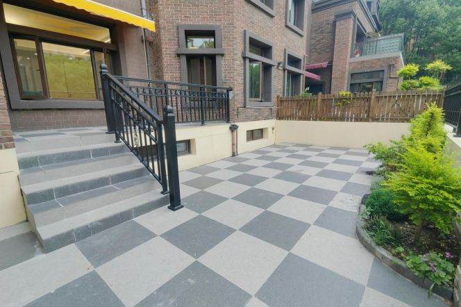 Spacious 3+2 br with Big outdoor space in PuDong. easy to L 6 GaoQing Rd st。