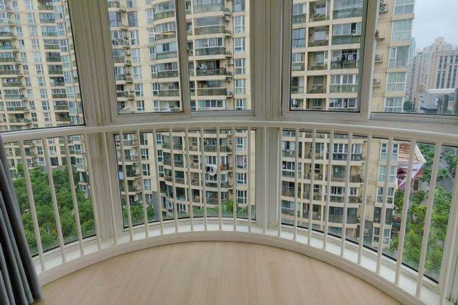 Spacious 3 br with nice Balcony . easy to L3/4/9 YiShan Rd St.+ L 1/4 SH indoor stadium St