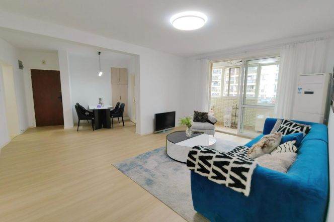 Spacious 3 br with nice Balcony . easy to L3/4/9 YiShan Rd St.+ L 1/4 SH indoor stadium St