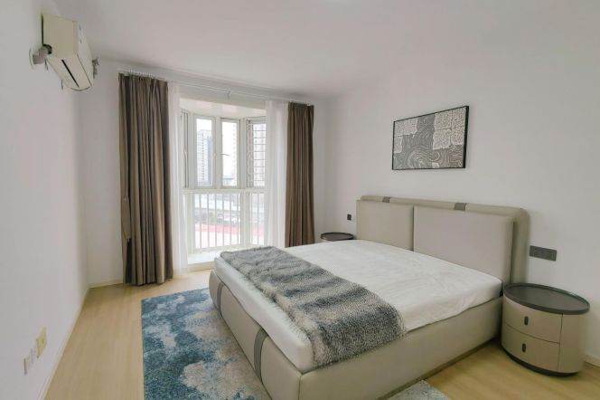 Spacious 3 br with nice Balcony . easy to L3/4/9 YiShan Rd St.+ L 1/4 SH indoor stadium St