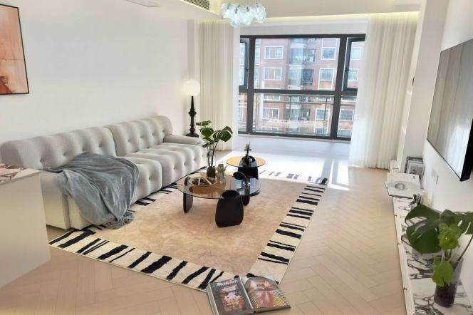 west nanjing Road -bright & comfortable- quality apartment- convenient location 