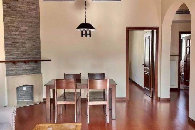 Classic High Ceiling Apt close to Hengshan Road