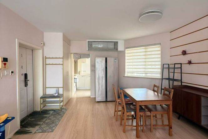 IAPM South Road Station is very close, with a high level of privacy. It has 3 bedrooms.