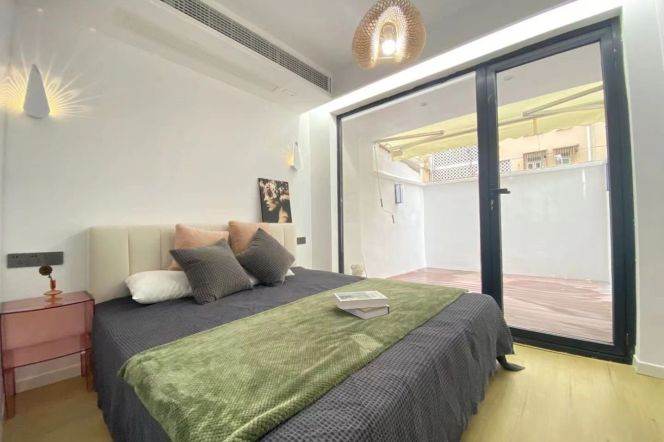 Quality 1 br 1 lr with courtyard near Zhongshan Park station
