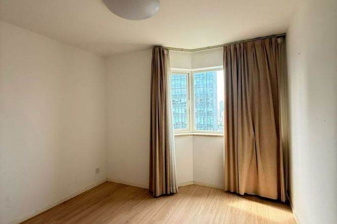 IAPM South Road Station is very close, with a high level of privacy. It has 3 bedrooms.