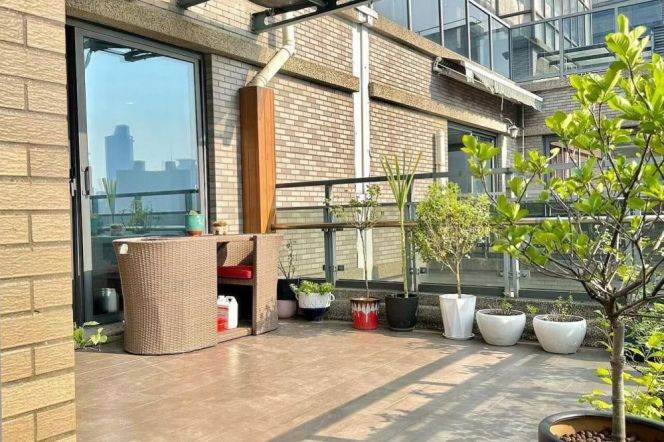 Surrounded by water, a top-floor duplex with a terrace and balcony
