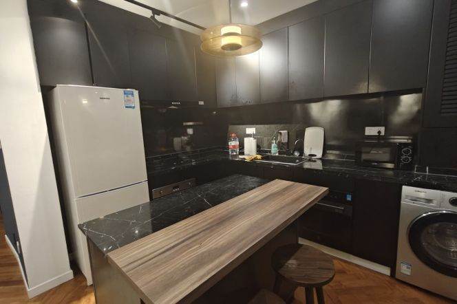 Xuhui,Middle Huaihai Rd./2Br/Bathtub/Balcony/walk-in closet