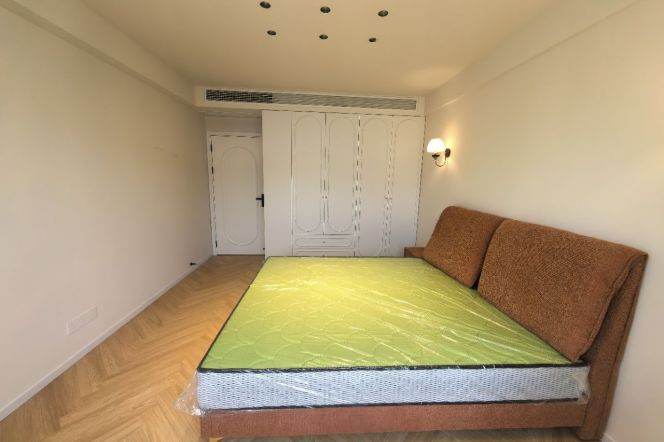2 Brs, 1 Living room, Open Balcony/Floor heating/Central ac/Oven, 120 sqm @ Weining metro L2
