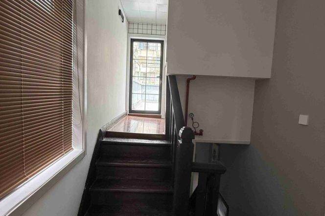 Spacious&Bright 1Bdr 1Bath Apt+Jing An Temple+3F Walk Up+Clean Corridors+Large Terrace