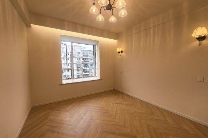 2 Brs, 1 Living room, Open Balcony/Floor heating/Central ac/Oven, 120 sqm @ Weining metro L2