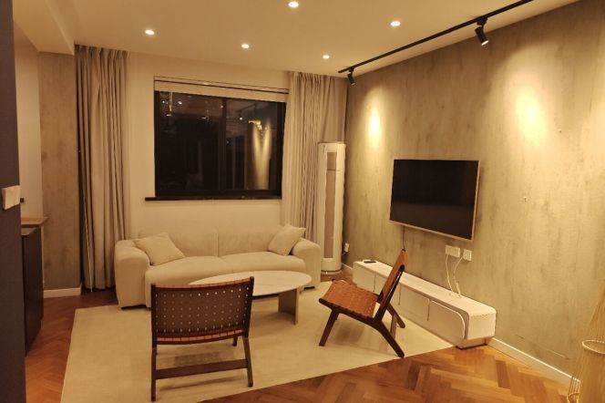 Xuhui,Middle Huaihai Rd./2Br/Bathtub/Balcony/walk-in closet