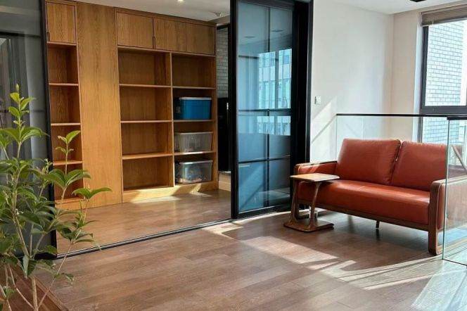 Surrounded by water, a top-floor duplex with a terrace and balcony
