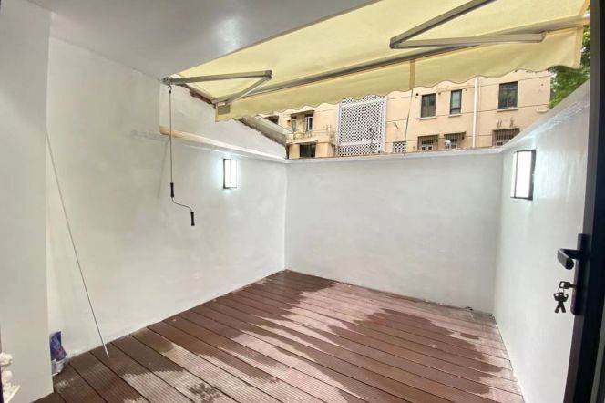 Quality 1 br 1 lr with courtyard near Zhongshan Park station