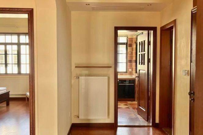 Classic High Ceiling Apt close to Hengshan Road