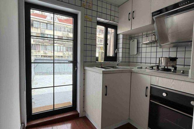 Spacious&Bright 1Bdr 1Bath Apt+Jing An Temple+3F Walk Up+Clean Corridors+Large Terrace