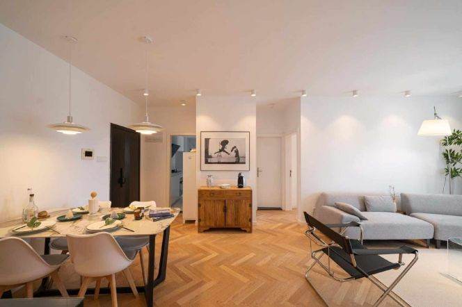  Quality 2br with balcony @Changning Line 2/10/15 