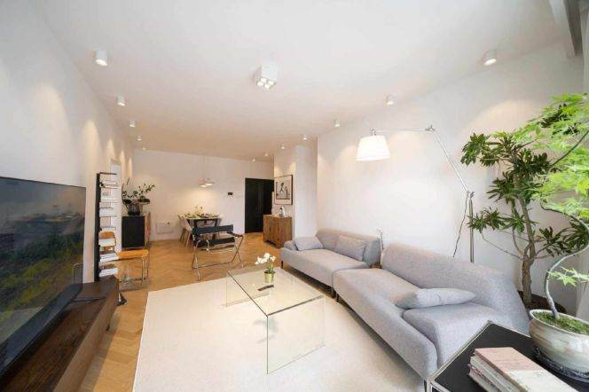  Quality 2br with balcony @Changning Line 2/10/15 