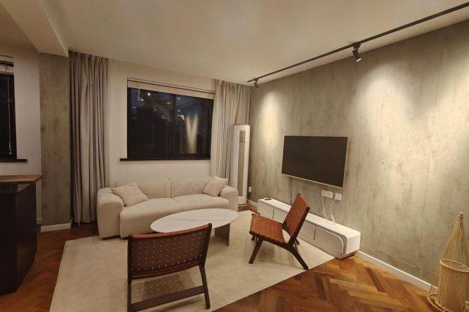 Xuhui,Middle Huaihai Rd./2Br/Bathtub/Balcony/walk-in closet