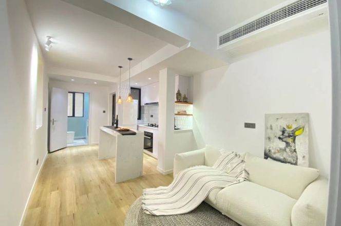 Quality 1 br 1 lr with courtyard near Zhongshan Park station