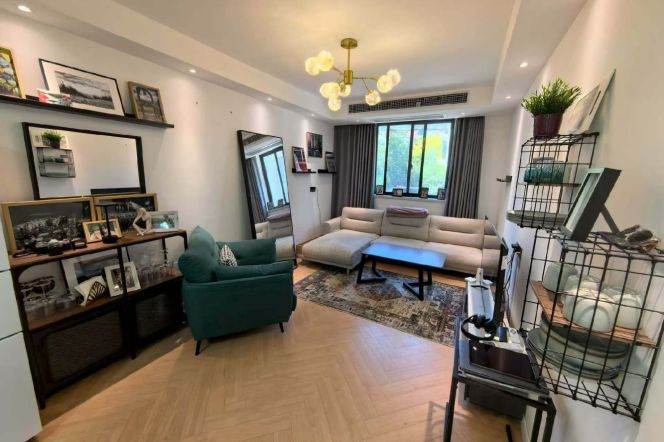 Cozy 1Br/2Lr/1Bt+Outdoor Balcony@L10/11 Jiaotong University Station 