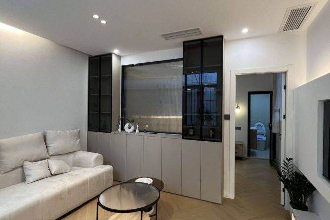 Cozy 1 br in Jing'an with tiny yard ,easy to L 7 ChangPing Rd St