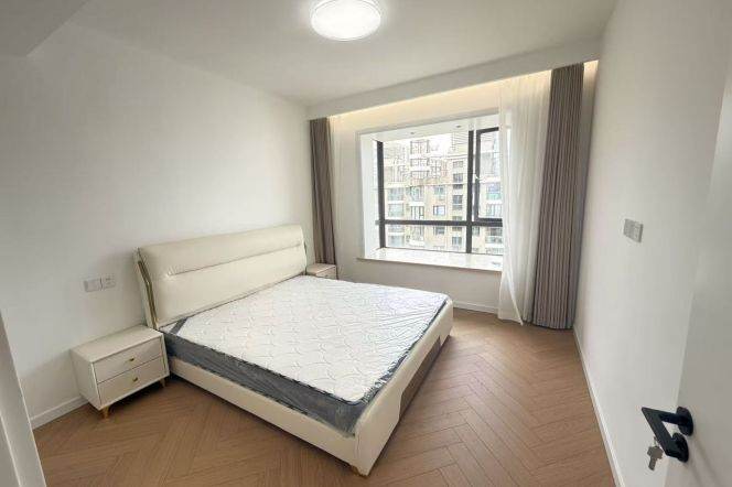modern 2brs floor modern furniture near line 3,4 and 9 ,close to Xujiahui only 15.3K