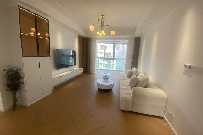 modern 2brs floor modern furniture near line 3,4 and 9 ,close to Xujiahui only 15.3K