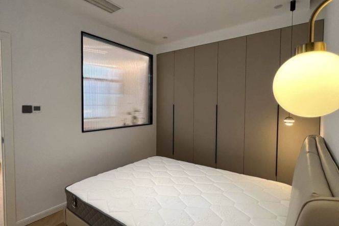 Cozy 1 br in Jing'an with tiny yard ,easy to L 7 ChangPing Rd St