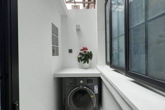 Cozy 1 br in Jing'an with tiny yard ,easy to L 7 ChangPing Rd St