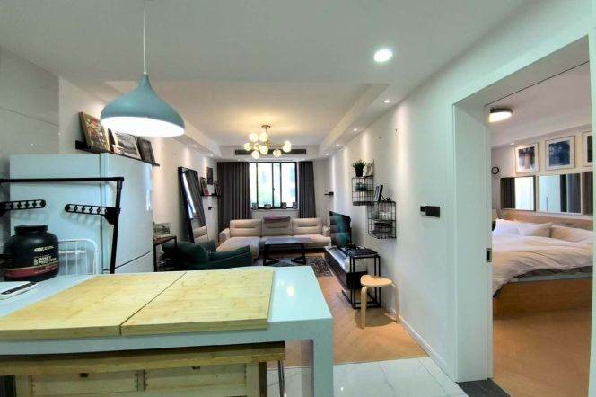 Cozy 1Br/2Lr/1Bt+Outdoor Balcony@L10/11 Jiaotong University Station 