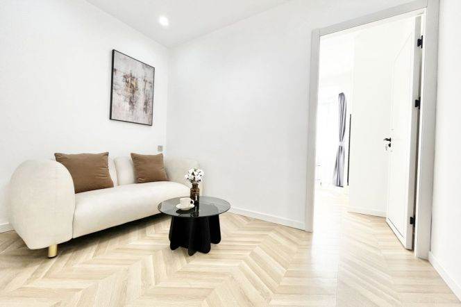 10.5k Bright 2Br Nr Changshou Rd.line7/13 close to The Creek.