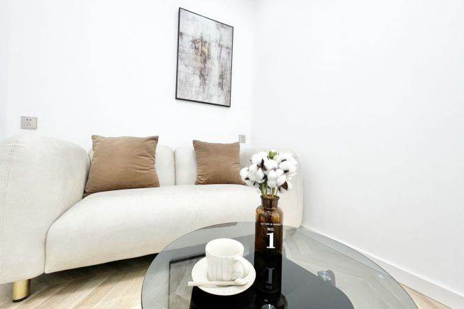 10.5k Bright 2Br Nr Changshou Rd.line7/13 close to The Creek.