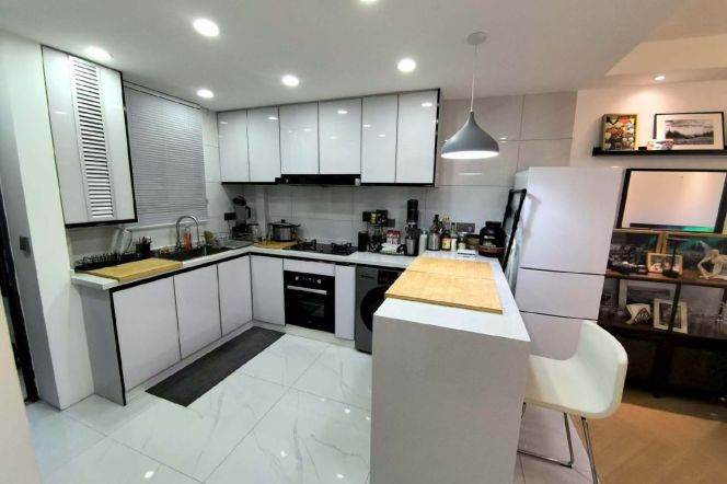 Cozy 1Br/2Lr/1Bt+Outdoor Balcony@L10/11 Jiaotong University Station 
