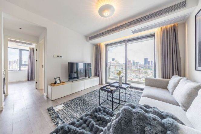 Well Redecorated 3Br w. Floor heating &Balcony W. Nanjing Rd Station
