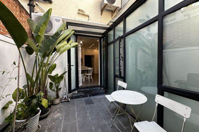 2br-Yard - 2 minutes to Line 1/10/12 - South Shaanxi Road