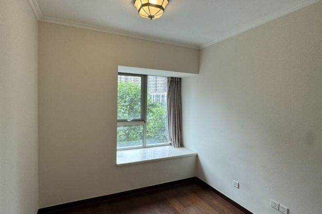 8 Park Avenue，Open the window and you'll see greenery. There are parking spaces available,L 7