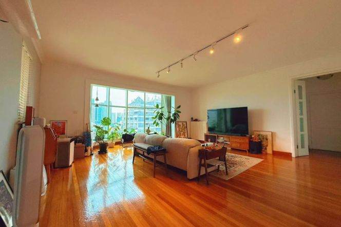 Well-lit 3BR 2BA Apt w/Unobstructed Views in Royal Apts/Changle Rd