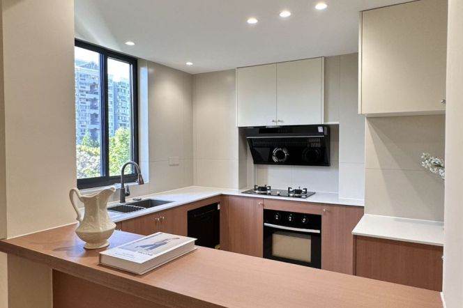 Moddern decoration 3brs with floor heating and balcony in Gubei 