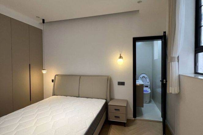 Cozy 1 br in Jing'an with tiny yard ,easy to L 7 ChangPing Rd St