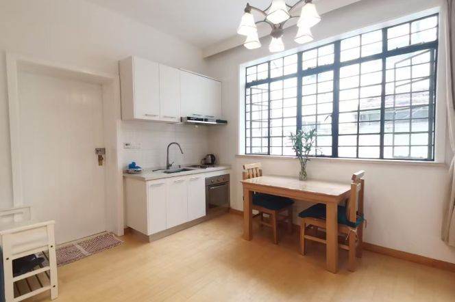 Charming quiet Lane Apt with big windows+oven+floor heating @ iapm