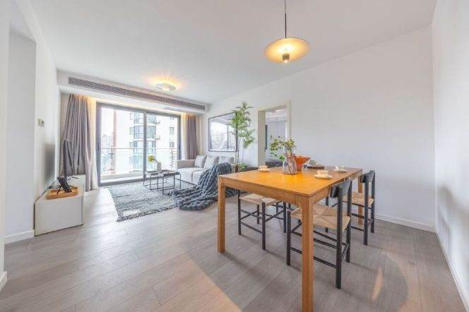 Well Redecorated 3Br w. Floor heating &Balcony W. Nanjing Rd Station