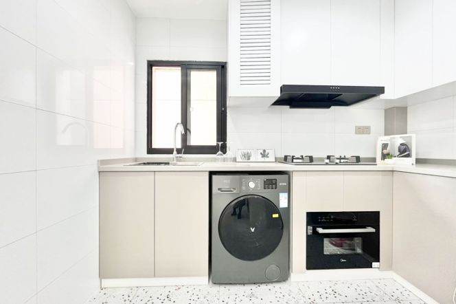 10.5k Bright 2Br Nr Changshou Rd.line7/13 close to The Creek.