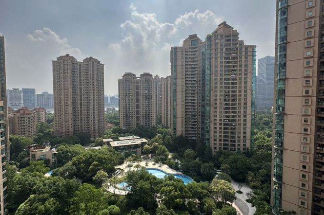 Modern 2brs with big terrace  and floor heating in Lujiauzi