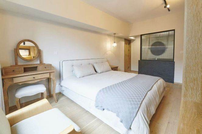  Spacious 2br with Balcony @South Shaanxi Rd    