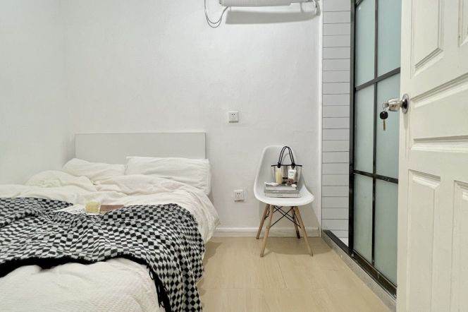 cozy room with private bathroom near Jingan temple, international roommates, for short/lomg term