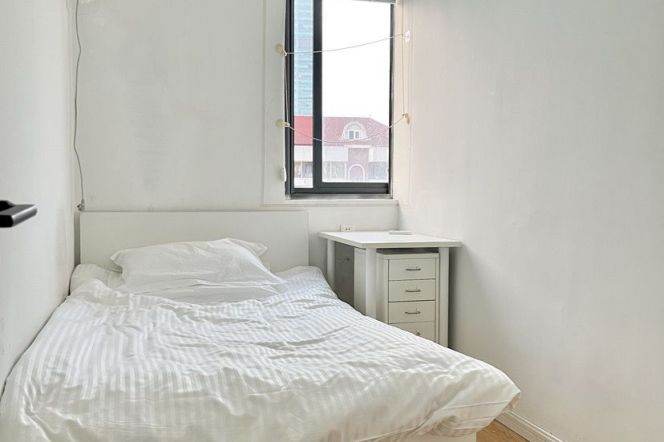 Nice room near West Nanjing rd, international roommates, close to ESSCA, long/short lease 