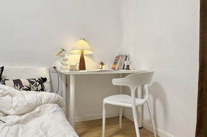 Bright room near  West Nanjing rd, metro2/12/13, close to SISU,advance booking accepted