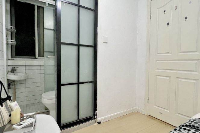 cozy room with private bathroom near Jingan temple, international roommates, for short/lomg term