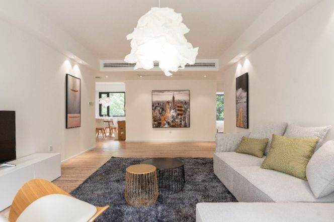 Expansive 180sqm 3BR — 35,000 RMB