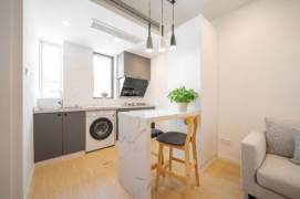 Modern 5th-Floor Retreat Near Hengshan Rd – Flooded with Natural Light